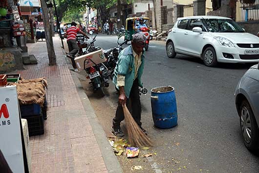 バンガロール 道路掃除のおじさん