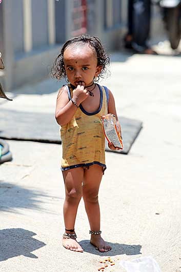 バンガロール 裸足の子供