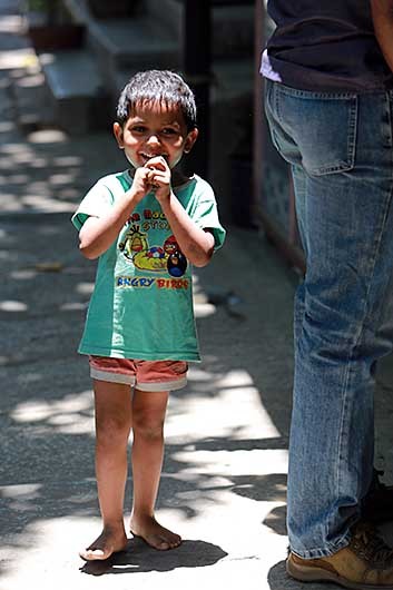 バンガロール 裸足の子供