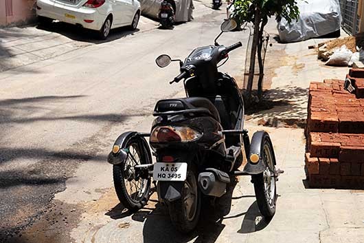 バンガロール 補助輪付きスクーター