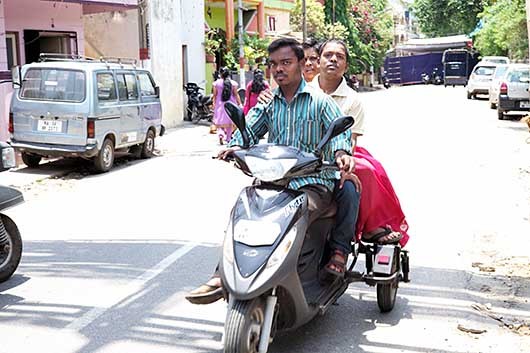バンガロール 補助輪付きスクーター
