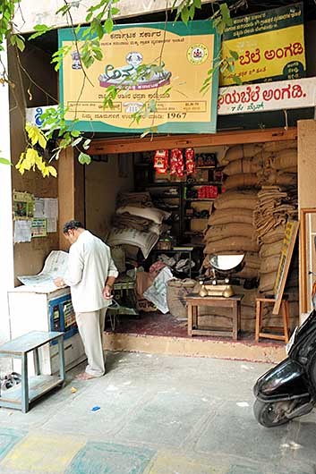 バンガロール 貧困層向け米/砂糖の配給所