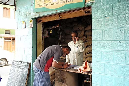 バンガロール 貧困層向け米/砂糖の配給所