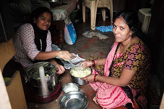 バンガロール 料理中の母と娘