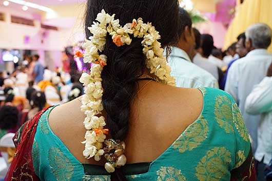 バンガロール 女性の髪を飾る花