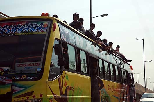 バンガロール バスの屋根に乗る人達