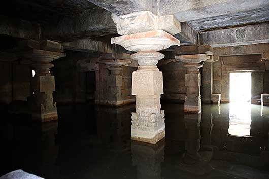 ハンピ Underground Siva Temple